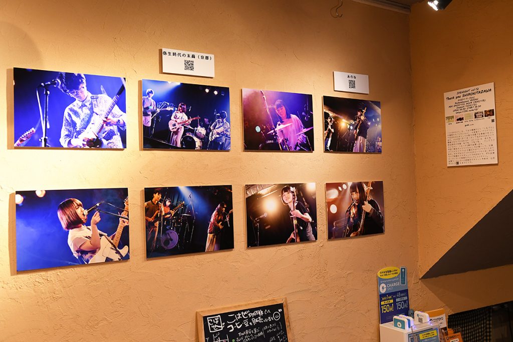 1月11日に開催するイベントに出演するアーティストの写真を展示
