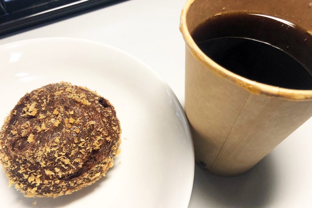 カフェカルディーノ世田谷代田の「オリジナルコーヒーL」と「珈琲カレーパン」