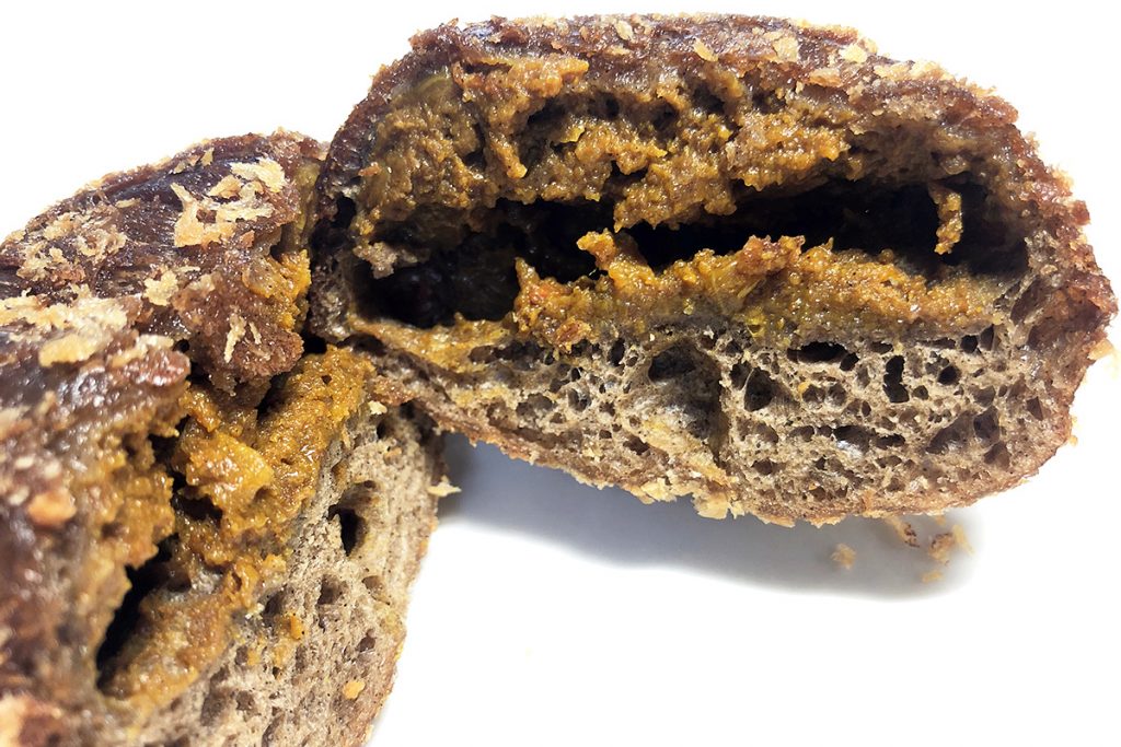 珈琲カレーパンは、珈琲生地を使った揚げカレーパンです