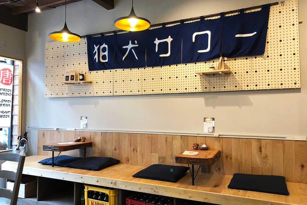 夜は居酒屋「狛犬サワー」として営業。そういえば、2月6日からのばるばる下北沢にも初参加しますね