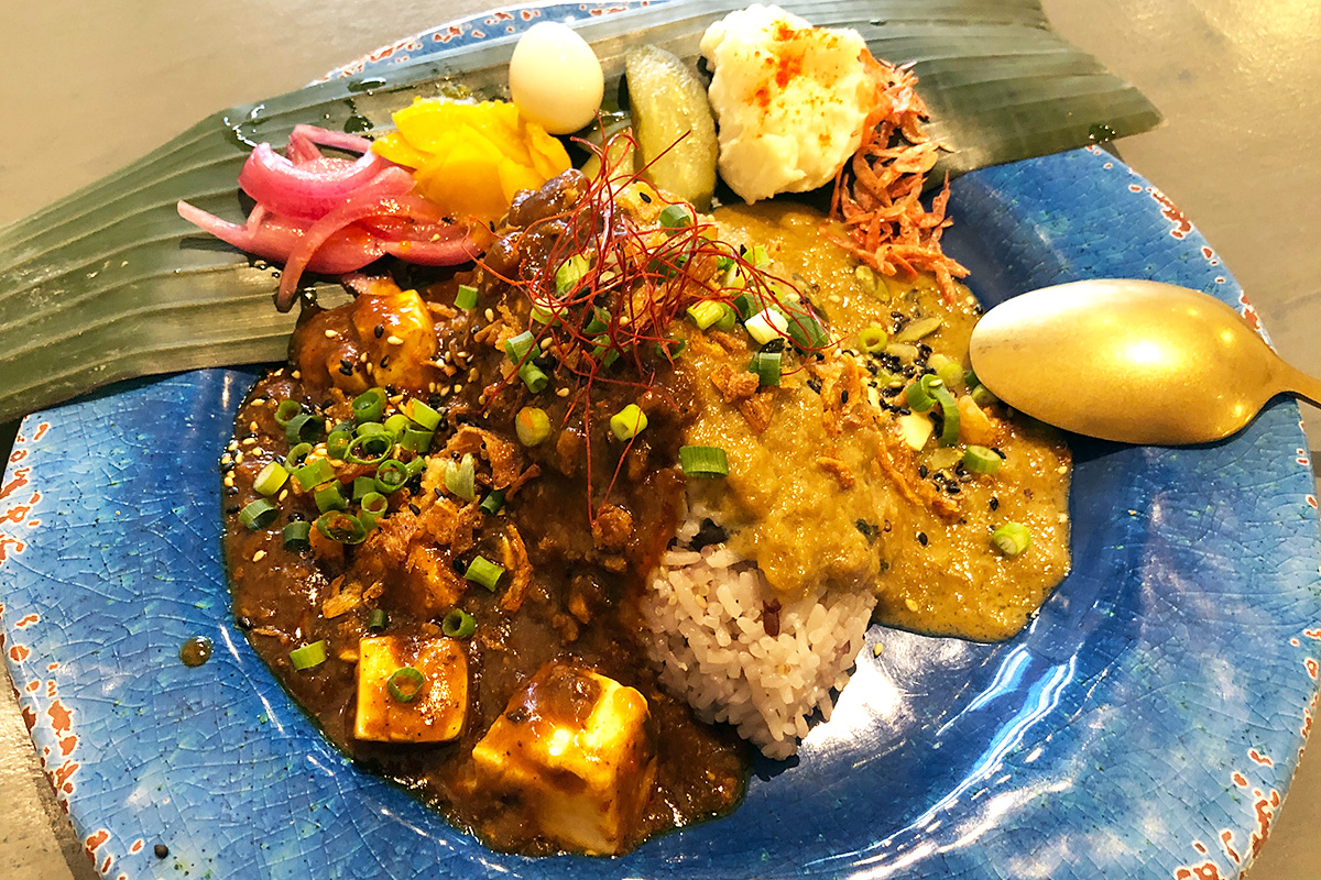 狛犬珈琲の「2種カレー グリーンカレー＆マーボー豆腐カレー」1280円（税別）