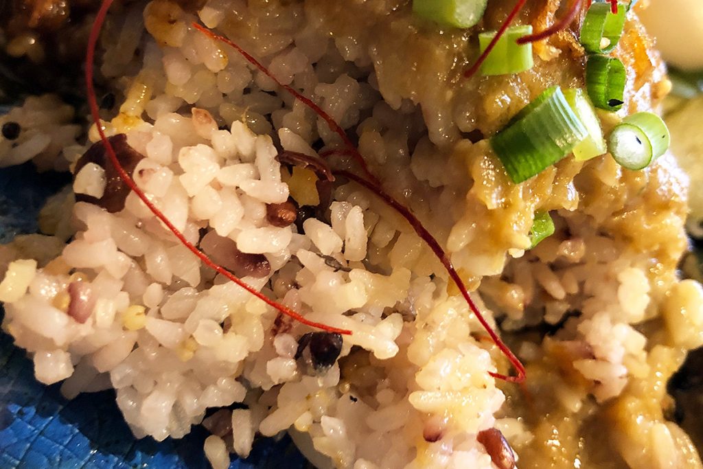 雑穀米の素朴で深みのある味わいが、カレーをさらに美味しくしてくれます