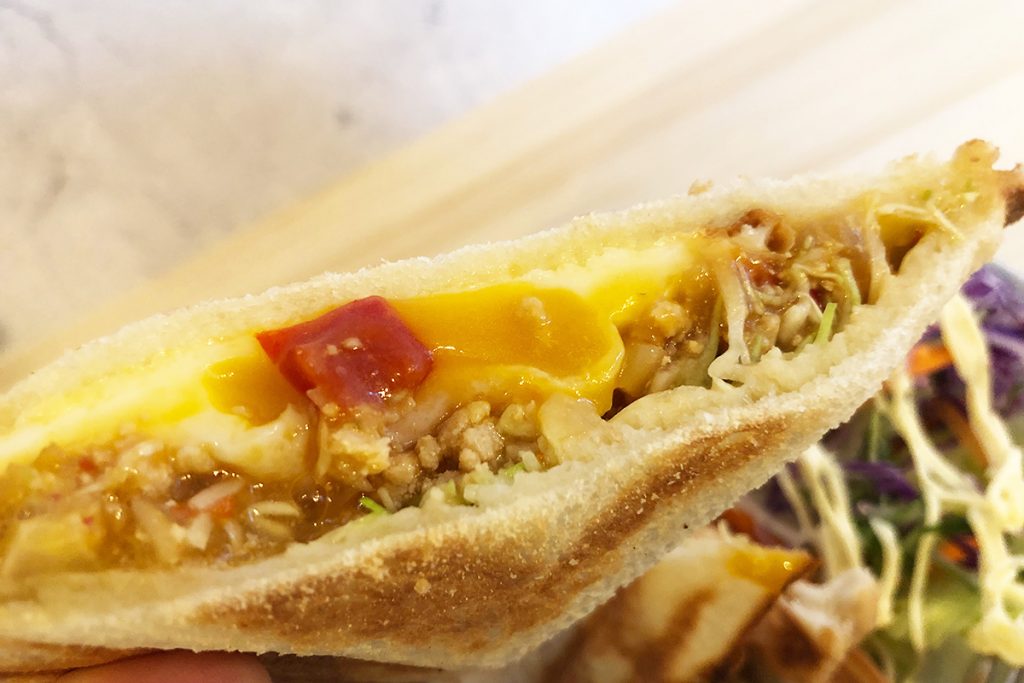 ガパオのホットサンド、はじめて食べましたけどホットサンドに合う具材ですね