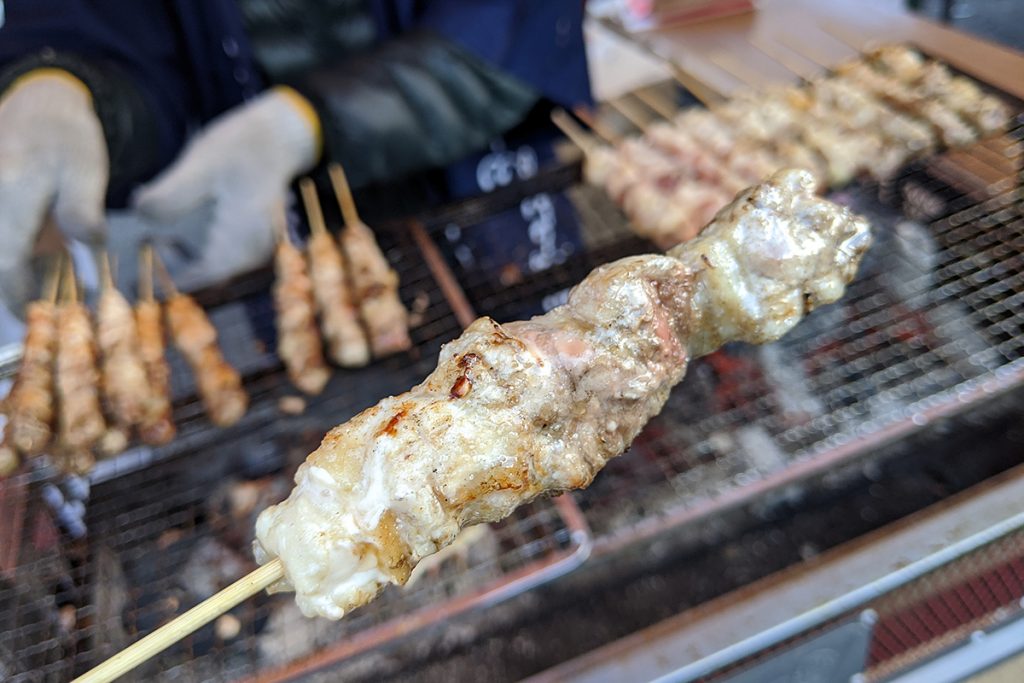 とっても締まった食べ応えのある鶏ですが、味は思った以上にあっさり。塩で頂くのがイチバンですね