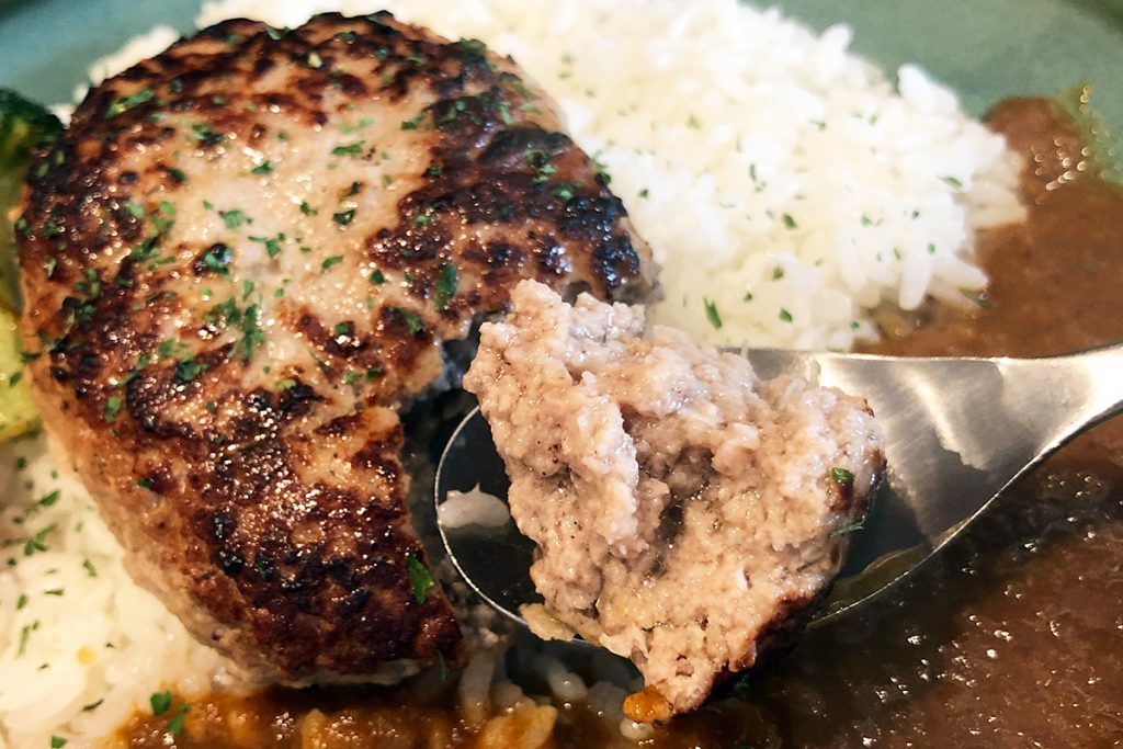 ハンバーグにスプーンを入れ、そのハンバーグが異次元の存在だと気がつく