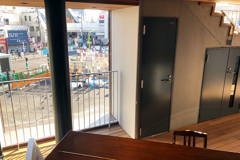 下北沢の駅前にある広場に面したロケーション
