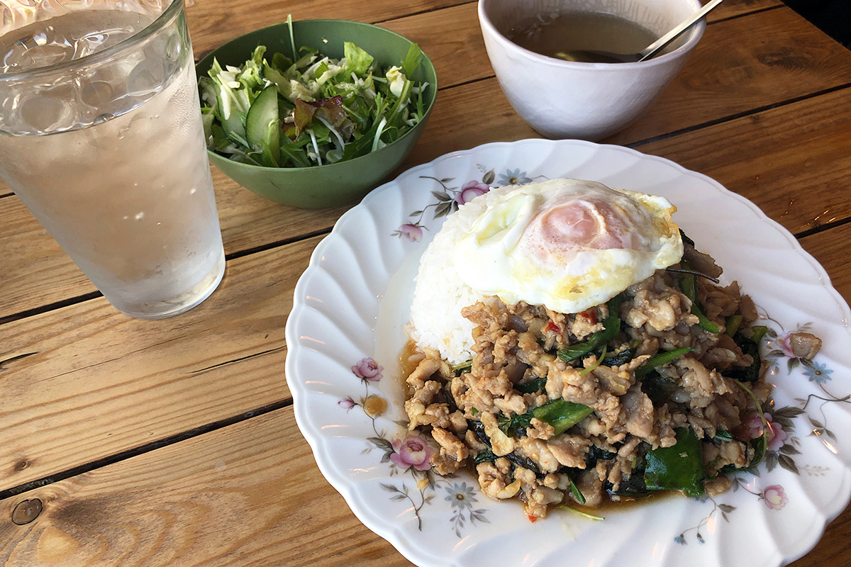 ラークパクチーの「ガパオ・ガイ」ランチ