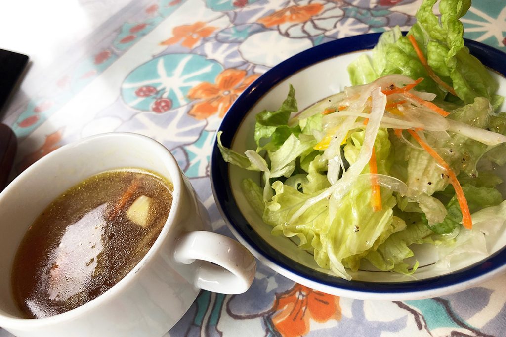 セットのスープとサラダ