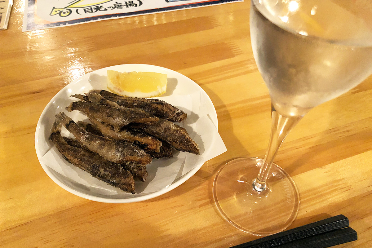 vizzの自慢の一品「目光の唐揚げ」と日本酒「日本刀」