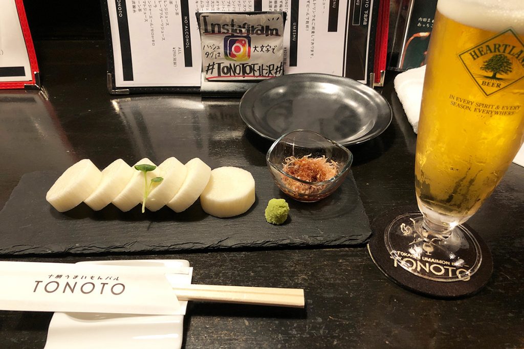 TONOTOの自慢の一品「鮮度抜群十勝産長芋の刺し身(生)」と「ビール(ハートランド)」