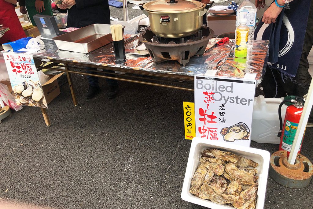 こんな大きな牡蠣も。自分で選んだ牡蠣をその場で蒸してくれます