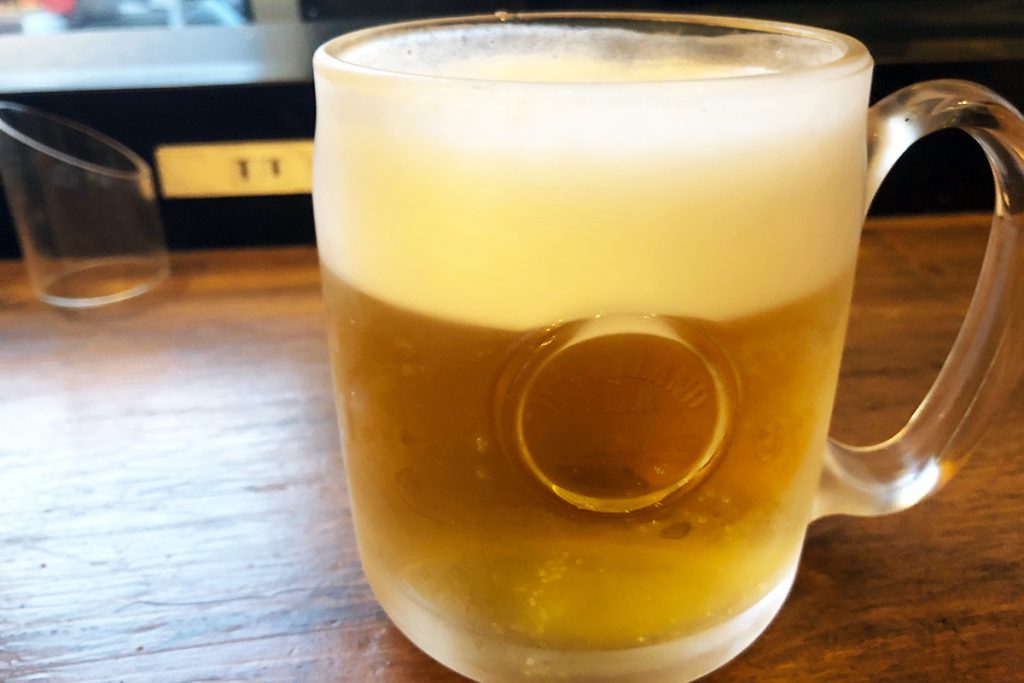 この日の一軒目なので、まずはビールで
