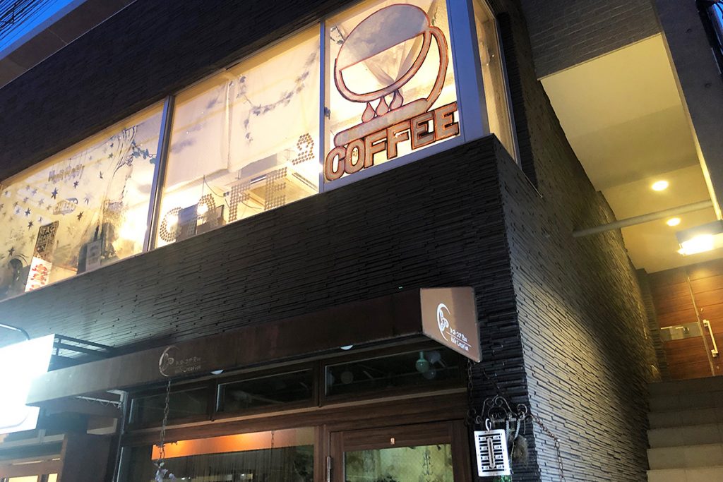 「tagcafe」は階段を上がった2階