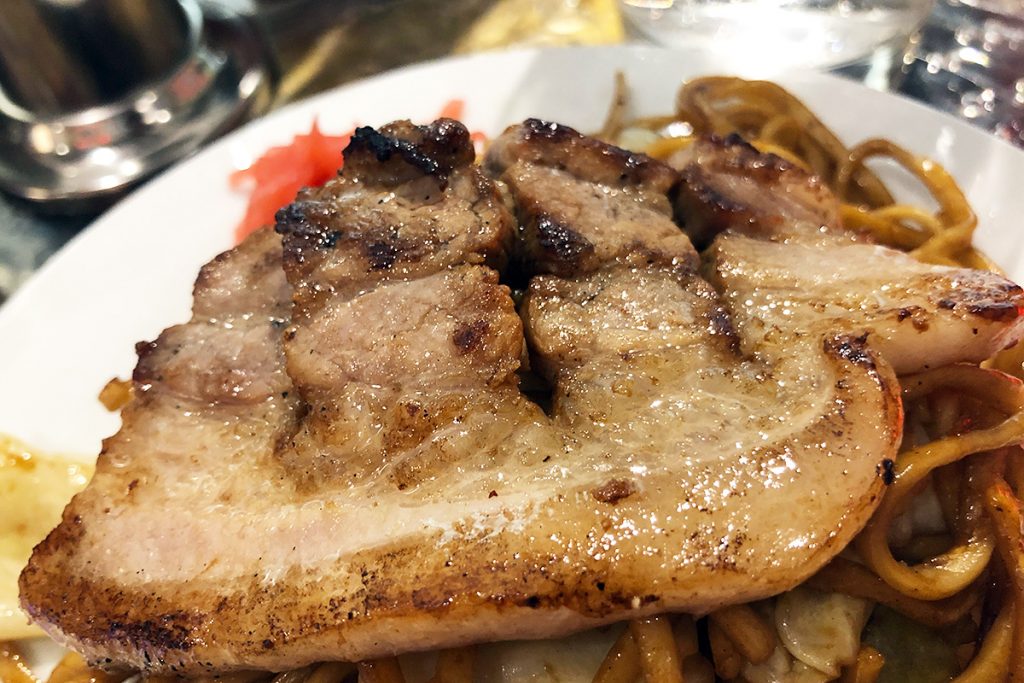 でも、この焼きそばが普通じゃないのはこの豚肉のおかげ!
