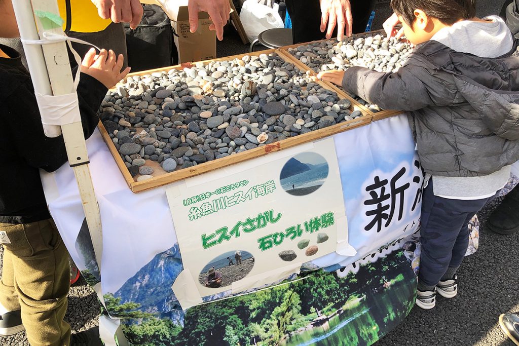 翡翠探しの体験ブースもありました、見つけると本物の翡翠がもらえます