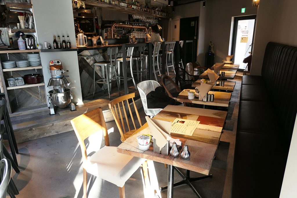 広々とした店内、厨房に面したカウンター席でもよし、テーブル席でゆったりと味わうもよし