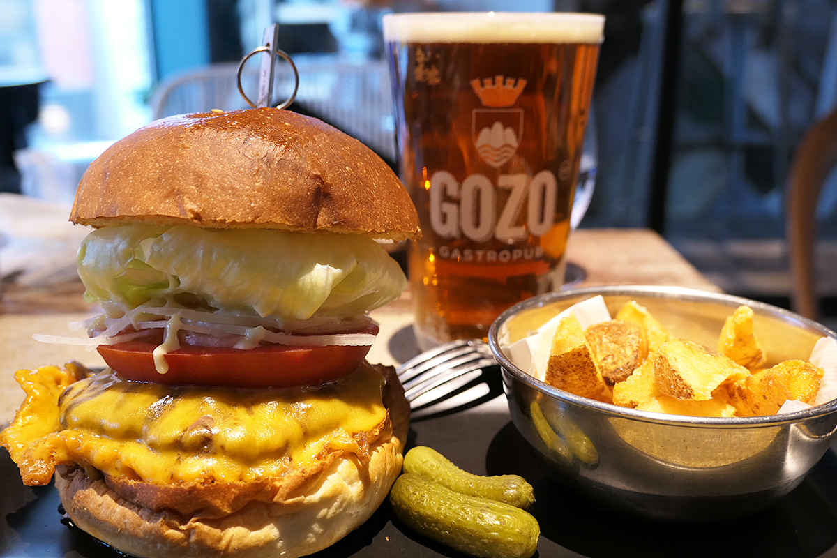 Gastropub GOZOの『チェダーチーズバーガー』と『創エール』