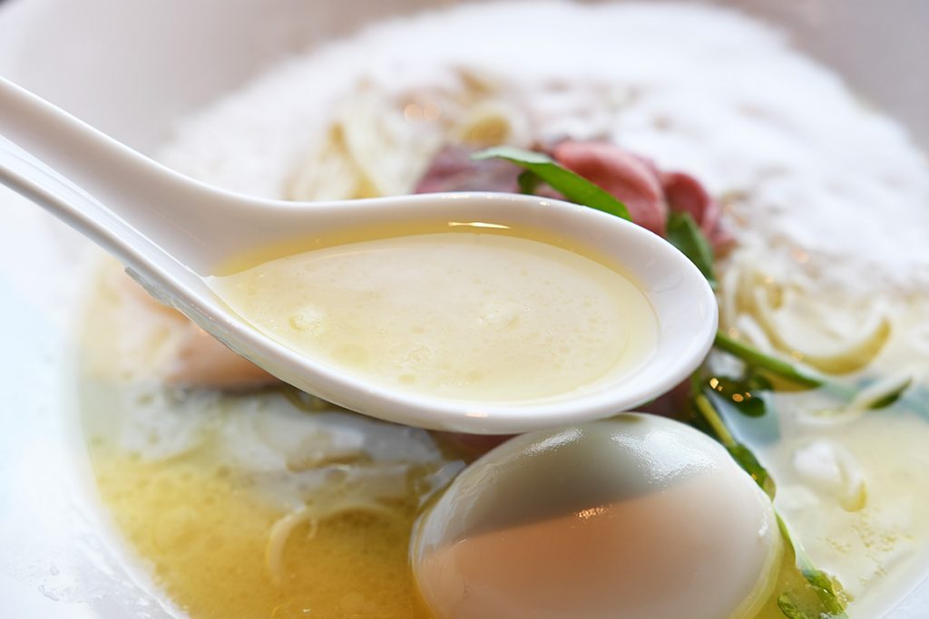 鶏白湯とムール貝をベースにしたスープ