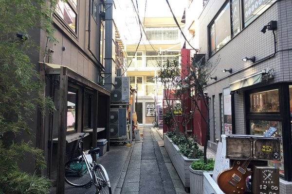 下北沢南口商店街,auとSOFTBANKの間の路地を進み、左手にある焼き鳥屋さん西田屋さんの隣の路地の奥、そこにサウスウェーブ下北沢があります