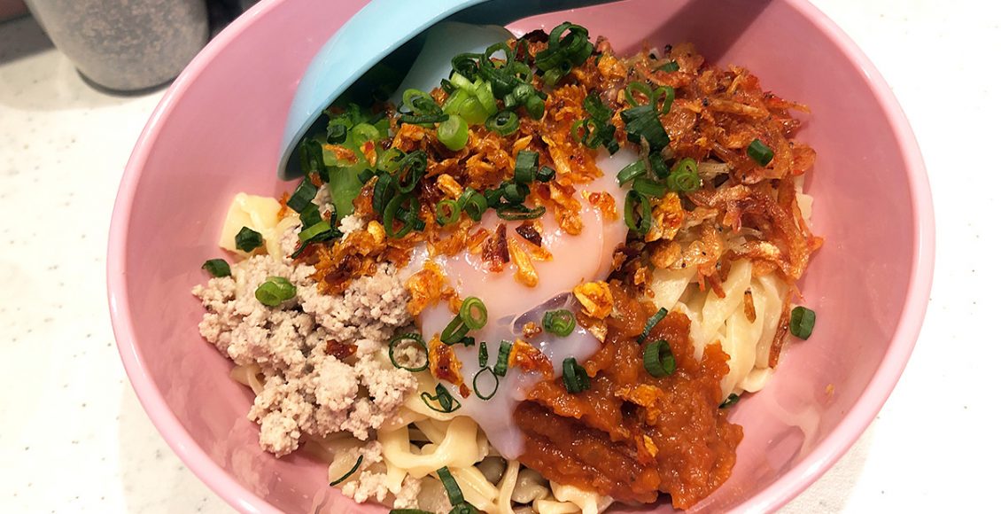 「温玉平打ち手揉み麺S」600円