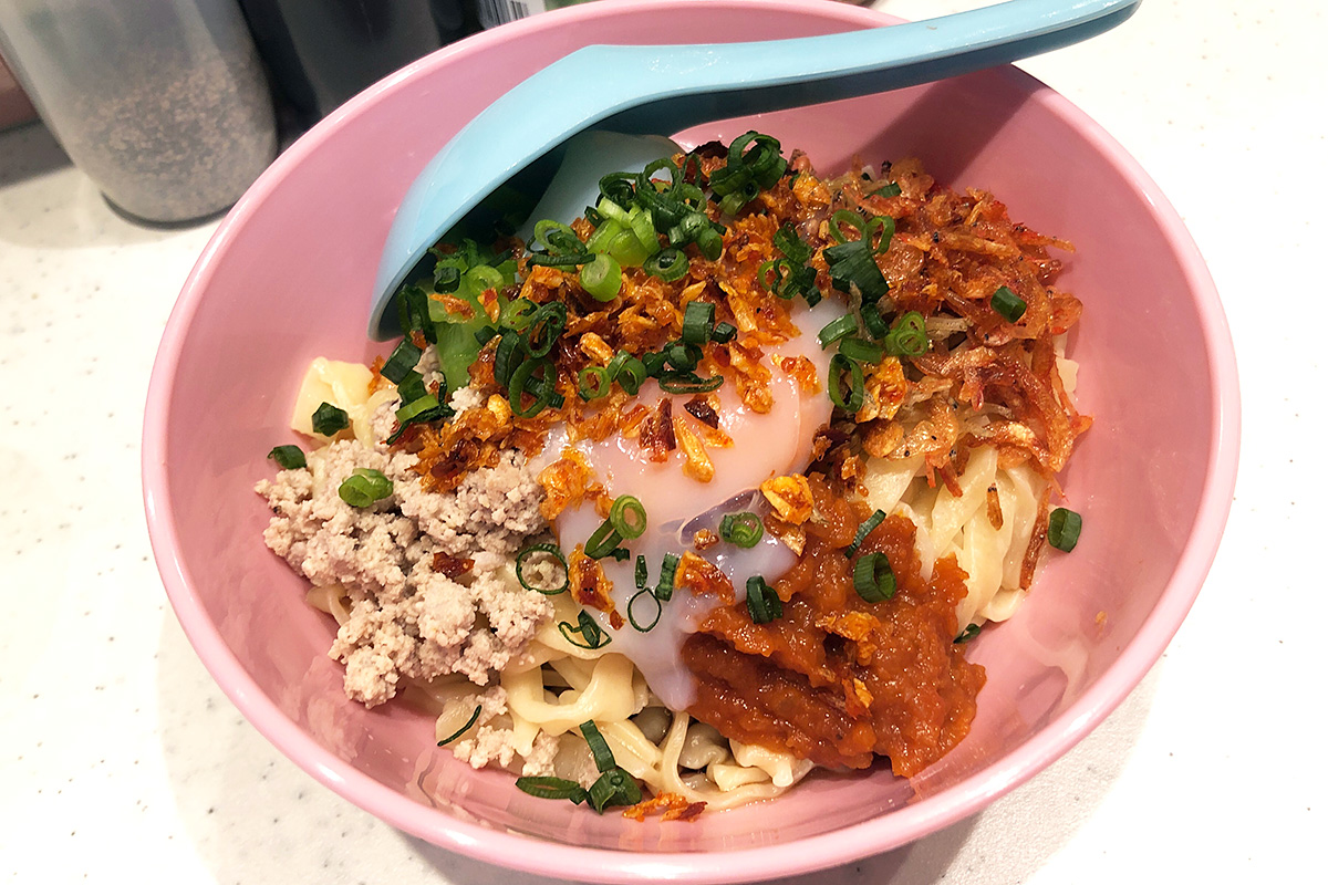 「温玉平打ち手揉み麺S」600円