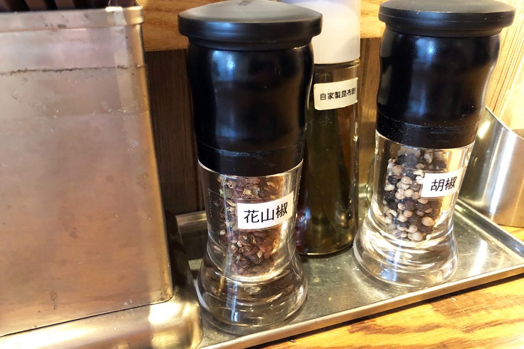 卓上には花山椒・コショウ・自家製昆布酢