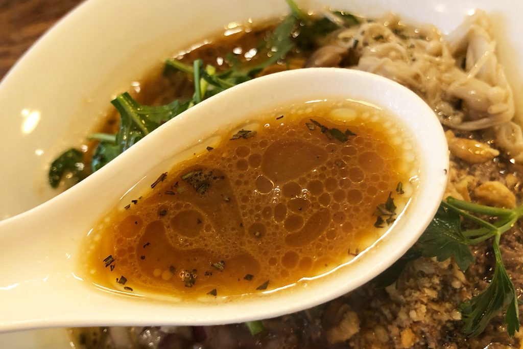 スープの色も香りも、ラーメンという感じではない