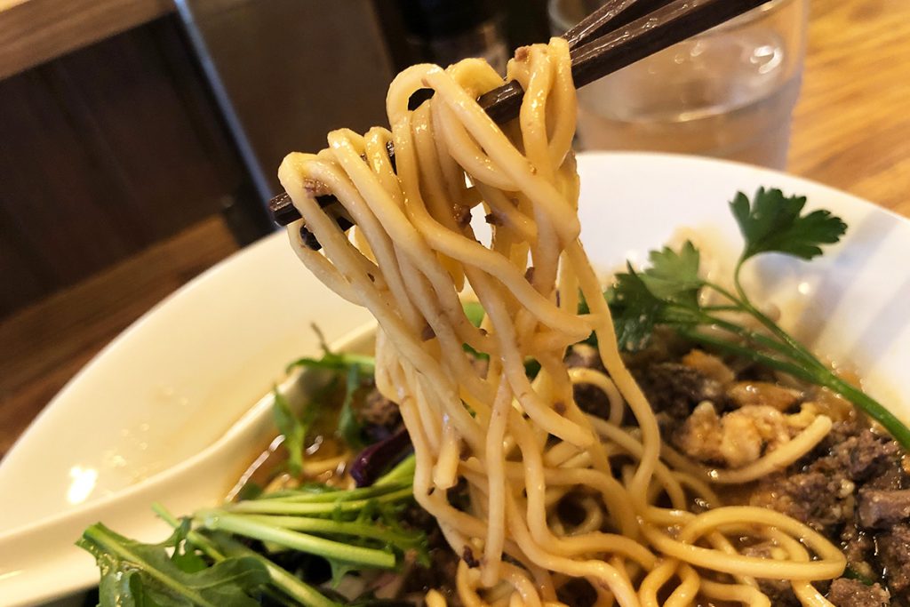 麺はストレートな中太麺、かな?