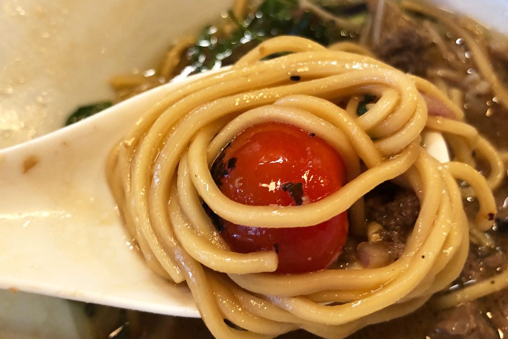 炙りミニトマト、あー、バーナーで何かを炙ってると思ったのはミニトマトを炙っていたのかー。優しい酸味と甘さで、より不思議な味わいに