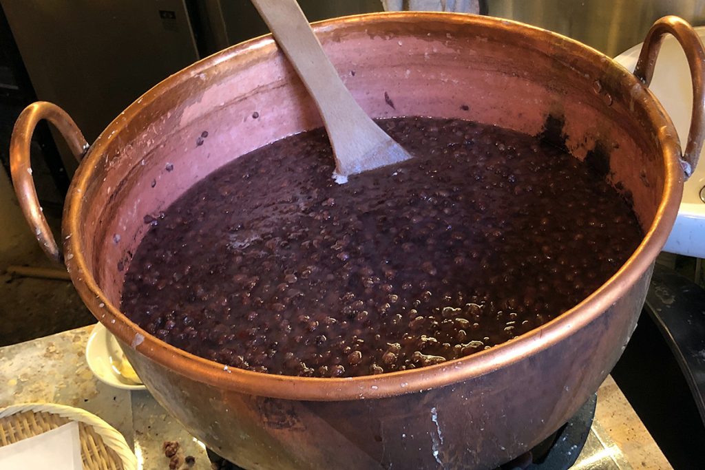 そして傍らには小豆を炊く鍋。つぶあんオンリーのこだわりが感じられます