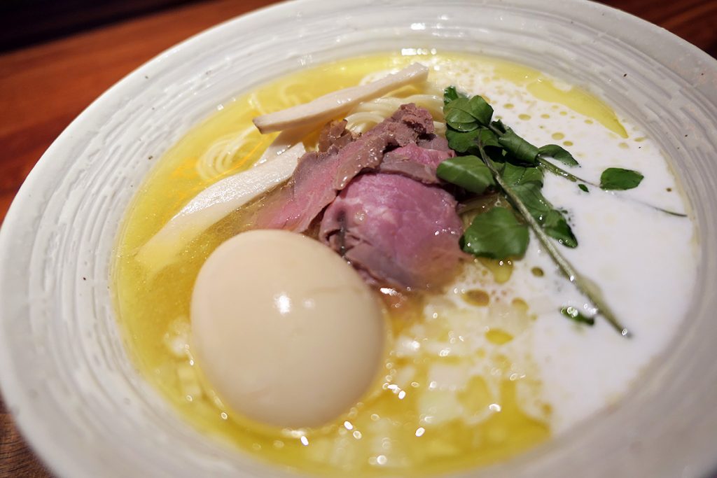 右側にかけられているのがフォームドミルク。この存在が、このラーメンを異次元な領域に引き上げている