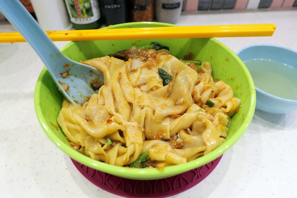 平打ち手揉み麺と同じく、しっかりを混ぜます