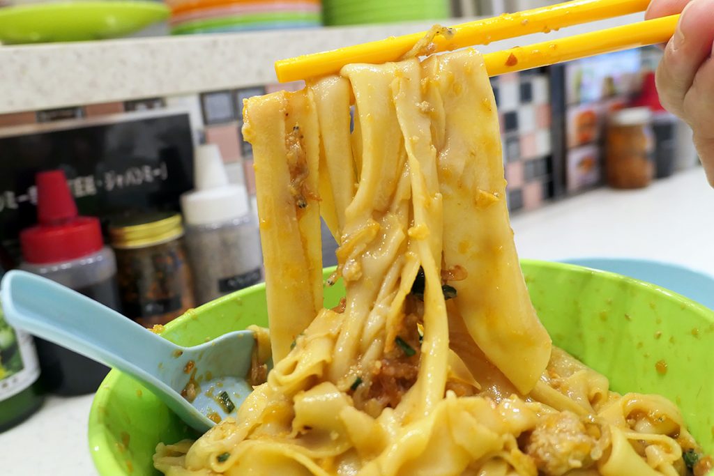 手で延ばしているので、一本一本の太さはばらつきがあります。それにしても麺が太い