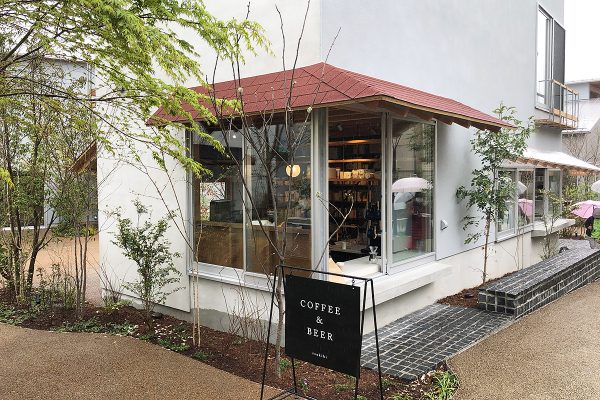 COFFEE＆BEERの看板が目を引きますが、「日記屋 月日」は日記の専門店です