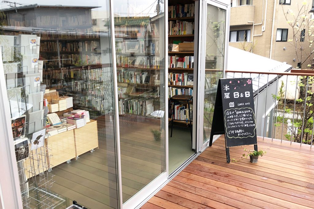 「B&B」のテラスにも看板があるなぁと思ったら