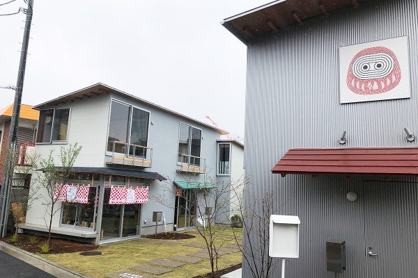 「BONUS TRACK」の裏側から。右が「BONUS TRACK HOUSE」