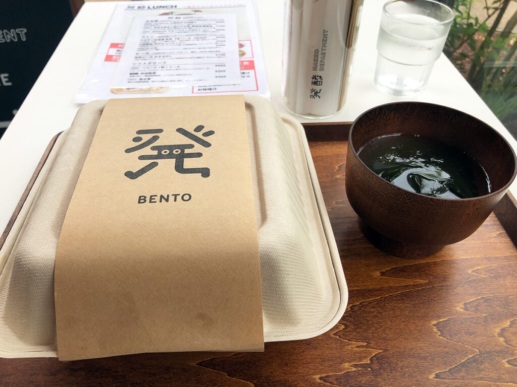 そのままテイクアウトできる容器で提供、お味噌汁もついてきます。味噌ももちろん発酵食品ですね