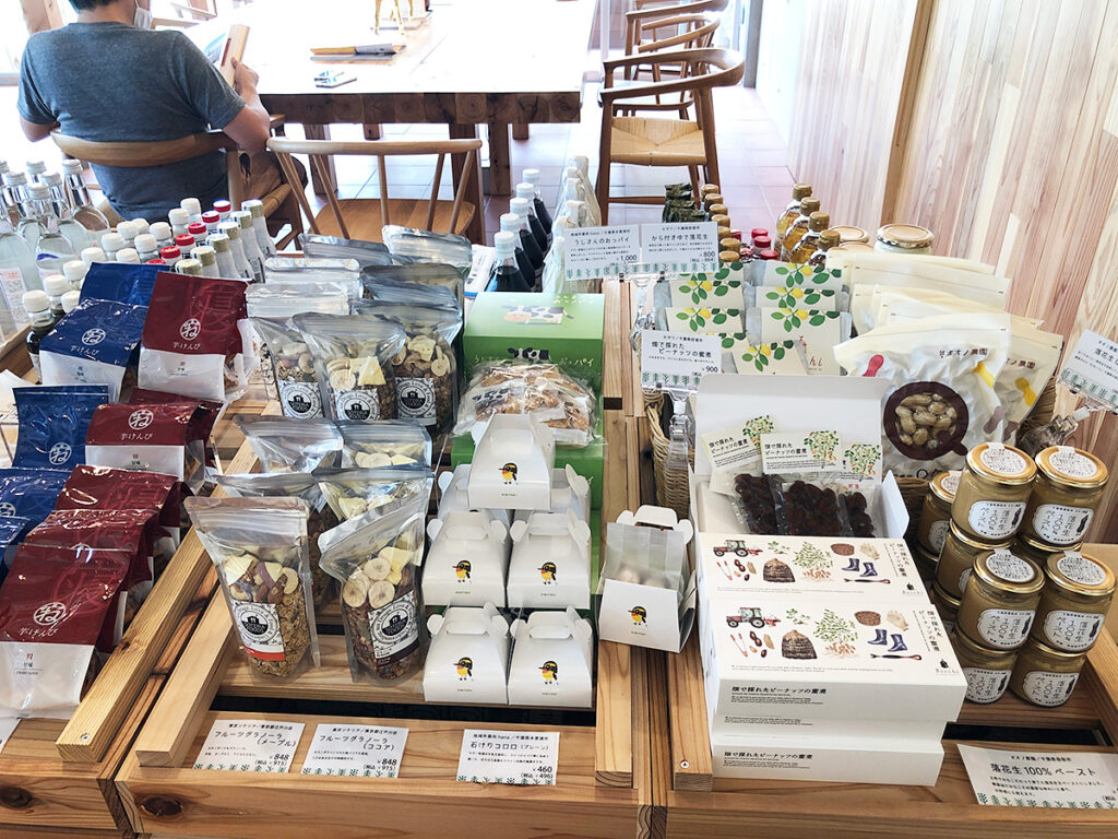 その他にもこだわりの食品が所狭しと置かれています