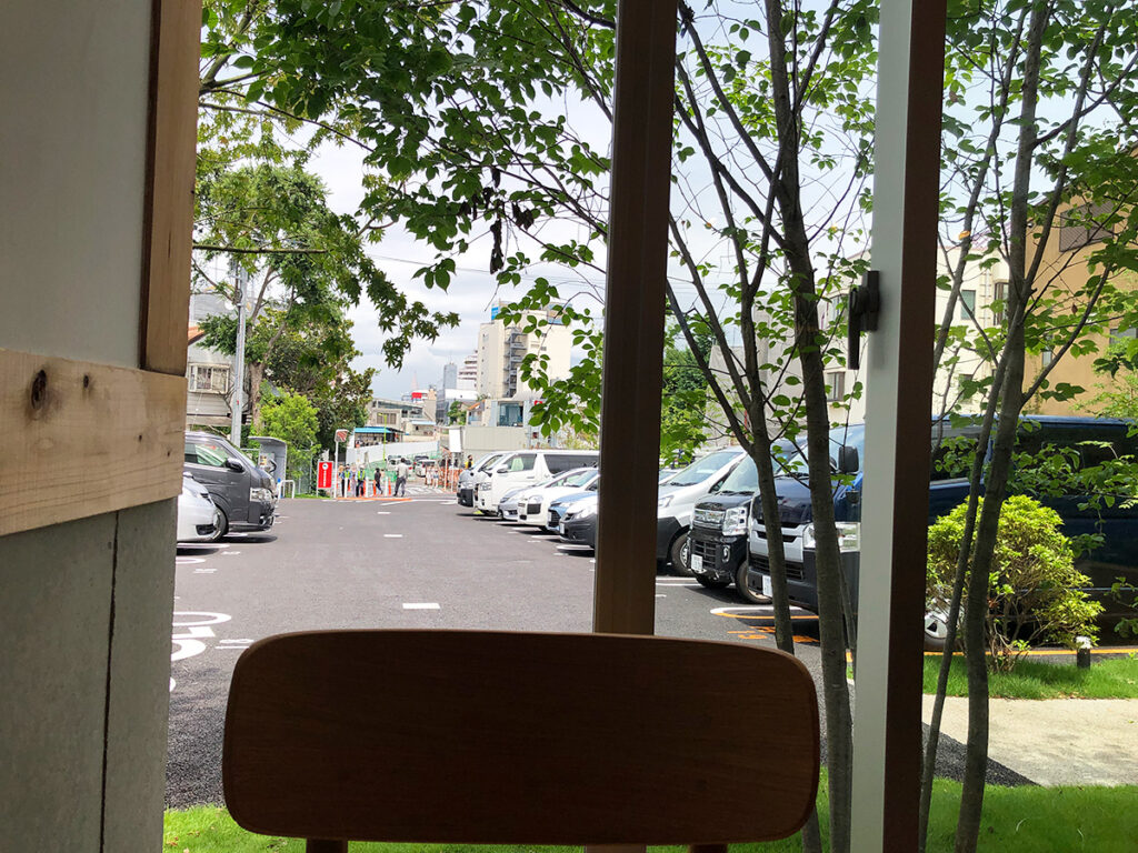 外の景色がなんだか心地よかった、駐車場なんだけど、なんか広々としてて、ああ、ここ下北沢じゃなくて代田なんだなーって