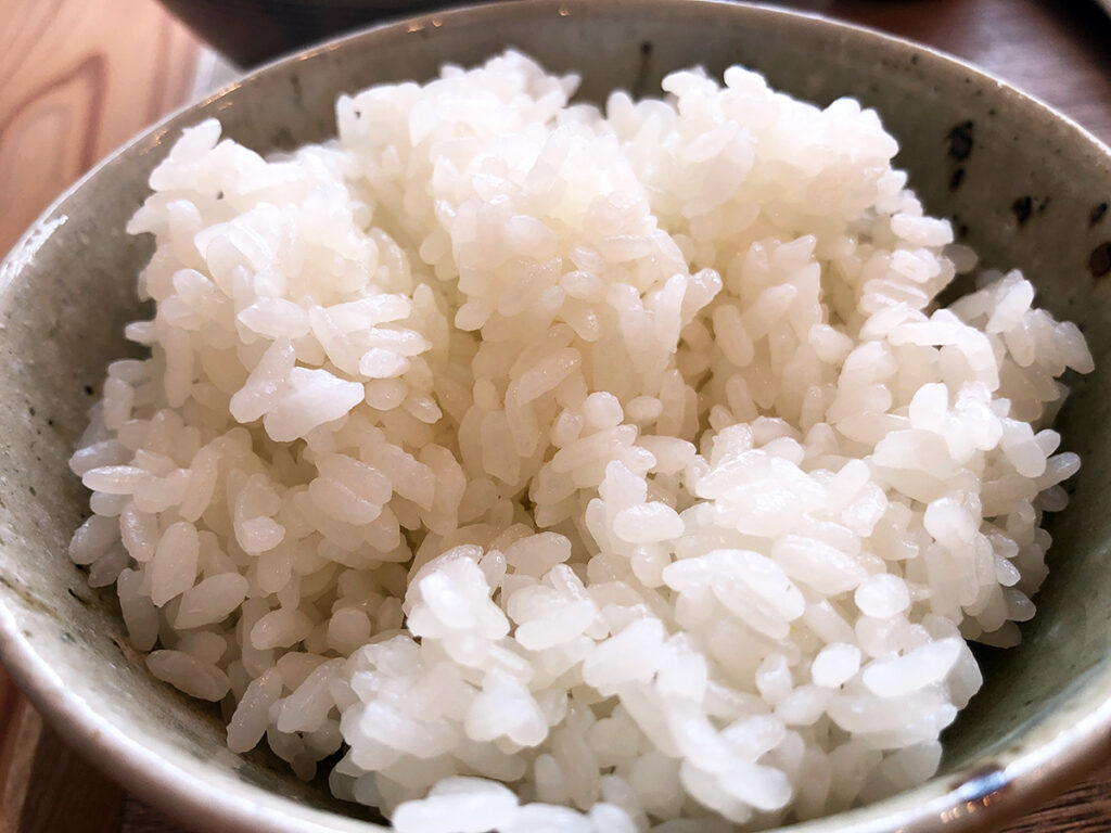 ご飯は小ぶりの茶碗で出てきますが安心してください、おかわりは無料です