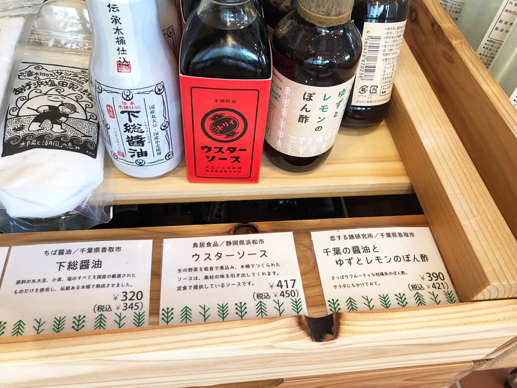 千葉県の商品が並ぶ中、静岡県浜松市鳥居食品のウスターソース。たぶん、それだけコロッケに合うと認めたソースなのでしょう