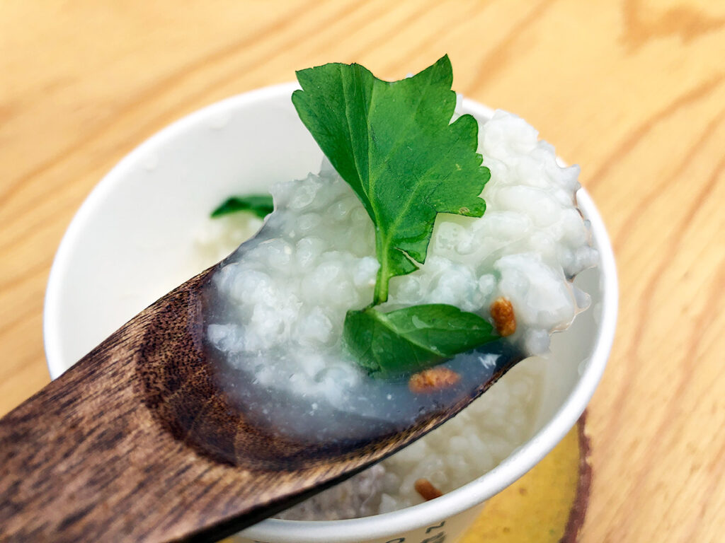 そして、せり。茶色い粒は、お米を揚げたものかな?香ばしかった