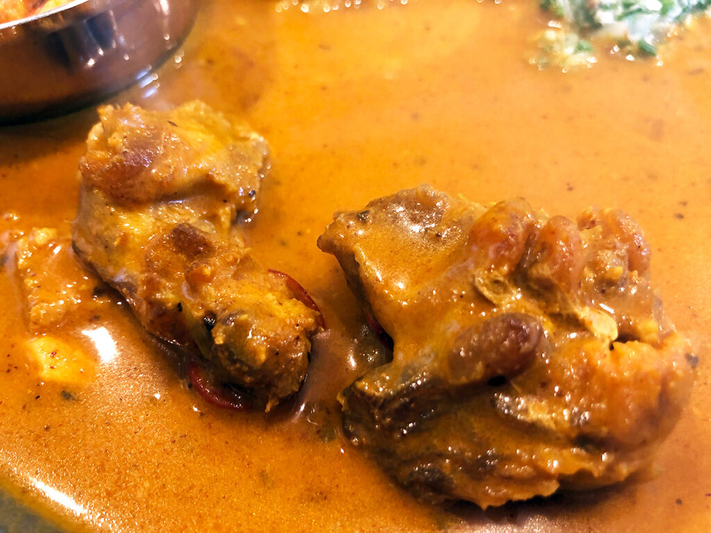 ごろっとしたチキンが入ったカレーと