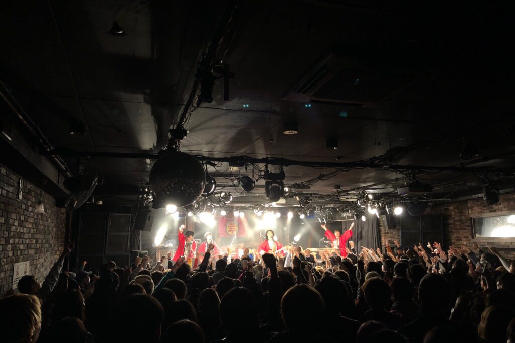下北沢にて'19大トリのTHEラブ人間。また、ライブハウスでこんな景色を見ることができる日を心待ちにしています