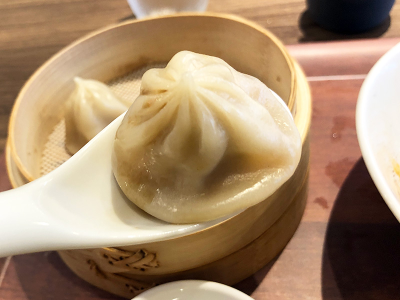 めっちゃ熱いですが、黒酢をつけてそのまま食べるのが美味しいですね