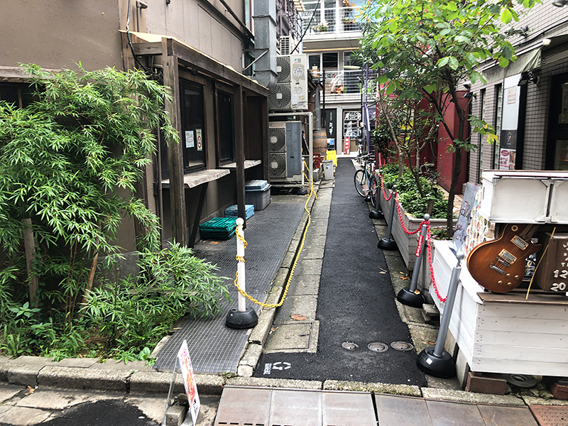 去年までこの路地を入る事なんて滅多になかったのになぁ