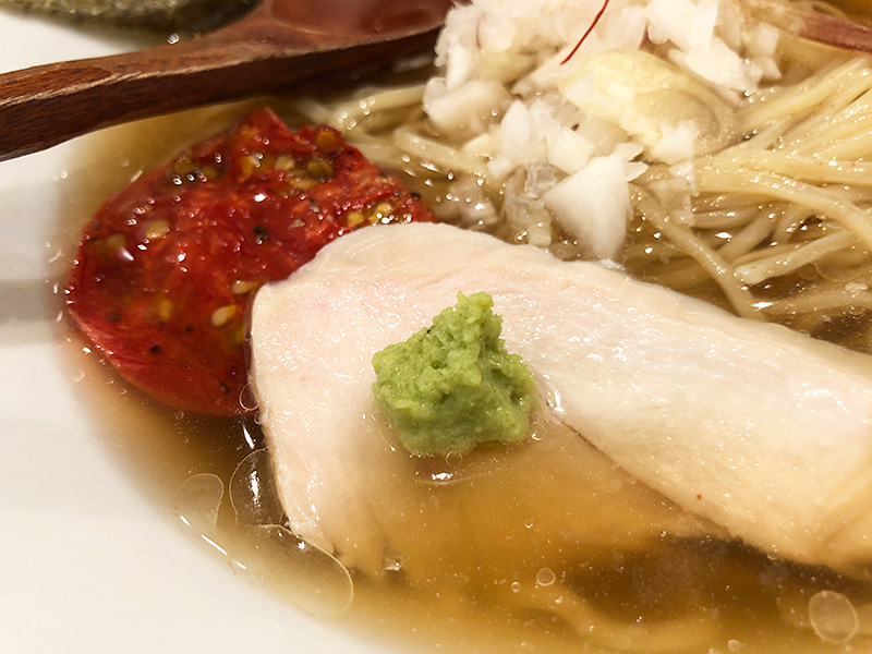 チャーシュー的な鶏胸肉はとっても柔らかく、そしてスープにも味が出ている自家製ドライトマトが、よりイタリアンな雰囲気を醸し出しています