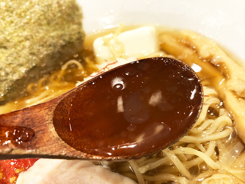 澄み切ったスープは、見た目も清涼感抜群