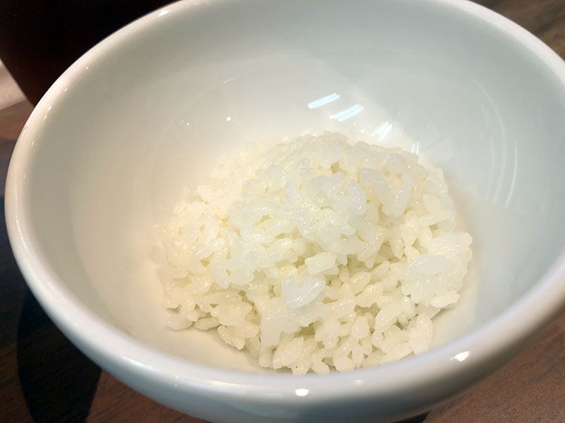 先日汁なし担々麺を頂いたときに、麺を食べ終わった後にちょっとしたご飯があるといいなと思い、1番小さな50gのお茶碗ごはんを追加しました