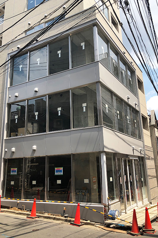 ソフトバンクとauの路地を入った場所のビルも完成間近